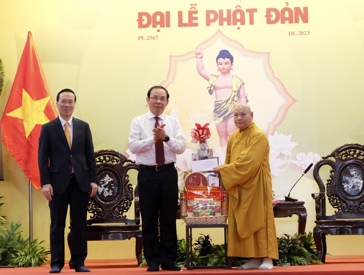 Bí thư Thành ủy TPHCM Nguyễn Văn Nên tặng quà Hoà thượng Thích Thiện Nhơn (Ảnh: Thu Hường).